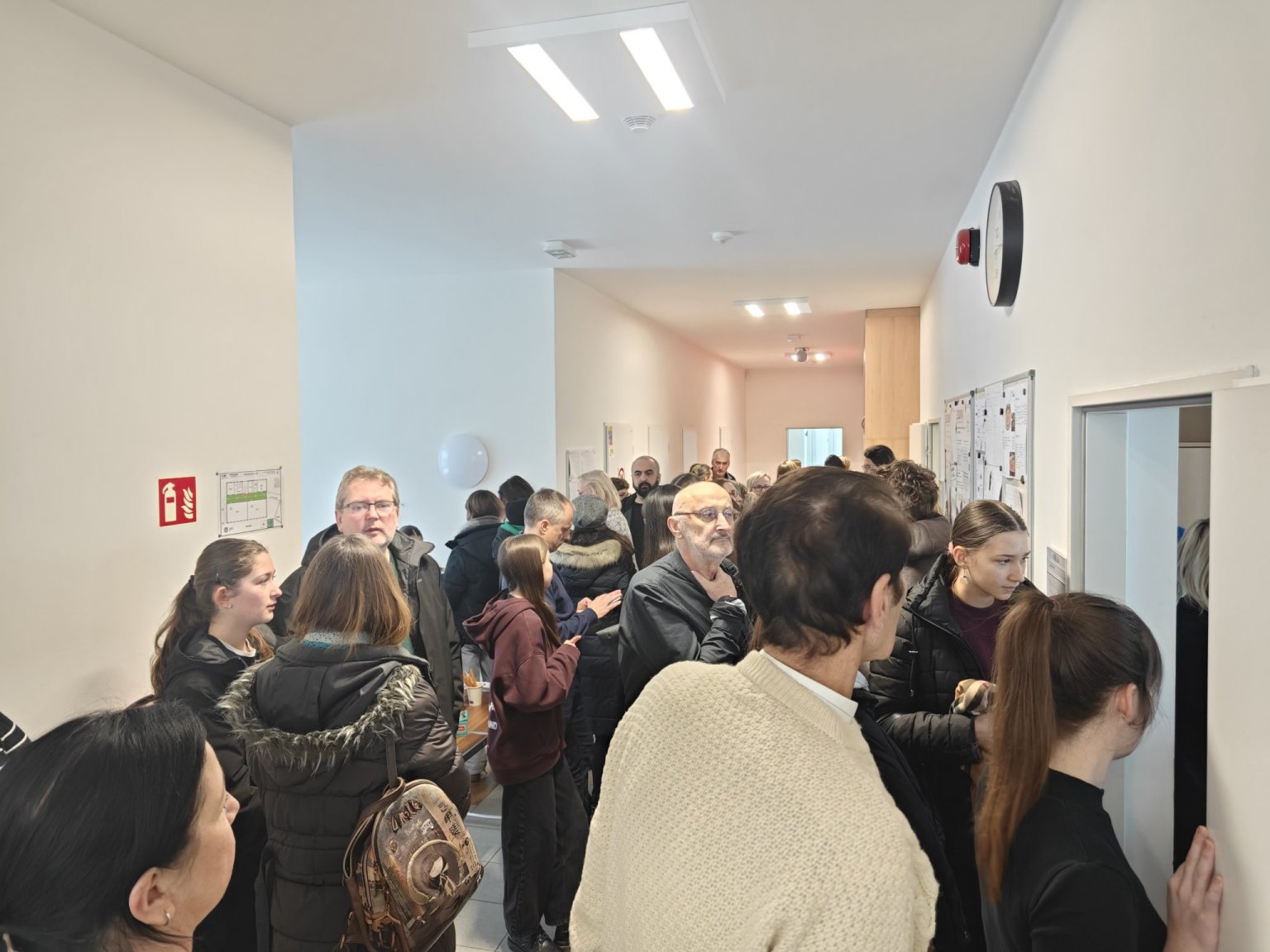 Z�jemci se na dni otev�en�ch dve��ch ani neve�li do u�eben.