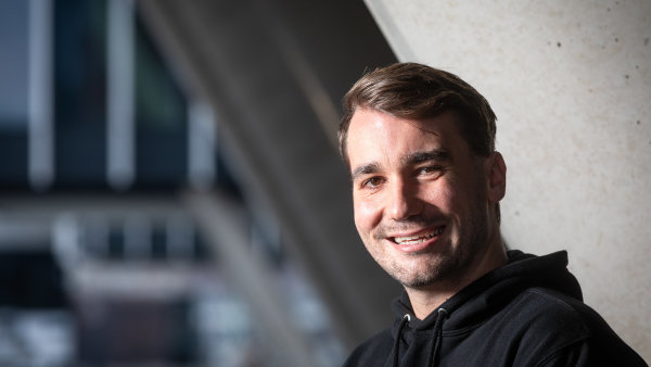 Začínal v dětském domově, nyní na přípravě k přijímačkám vydělává přes milion měsíčně. Jaké jsou jeho tipy?