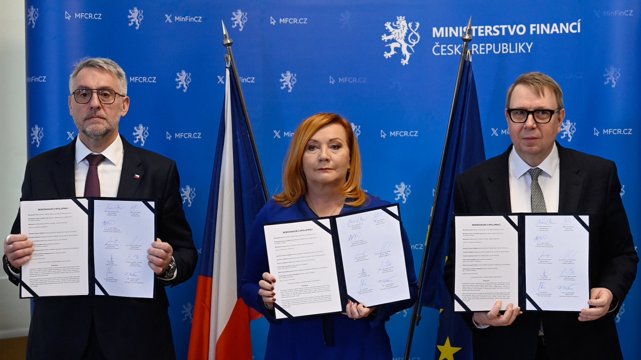 Lubom�r Metnar, Alena Schillerov� a  Ale� Juchelka po podpisu memoranda ohledn� boje proti neleg�ln� pr�ci na tiskov� konferenci k p�edstaven� nadresortn� spolupr�ce, 18. b�ezna 2026, Praha.