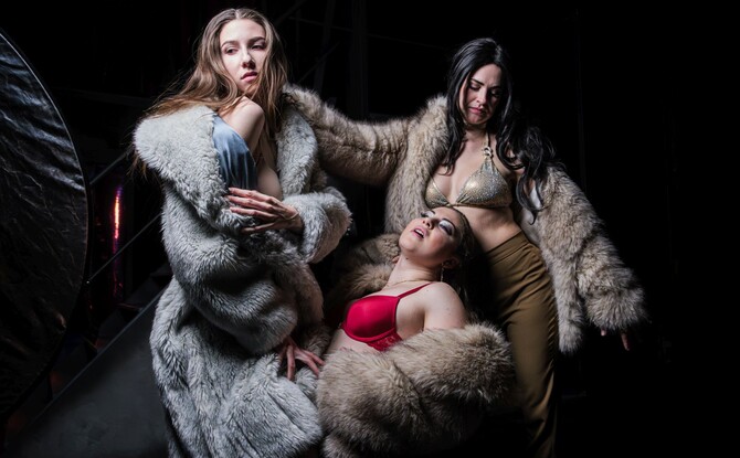 V hlavn�ch rol�ch inscenace J�, Manon se p�edstavuj� Krist�na Nov�kov�, Sofia Chal�nyov� a Mark�ta Bohadlov� jako t�i aspekty d�vky Manon.