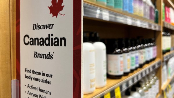 Pult se zbožím označujícím jeho kanadský původ v jednom z obchodů ve Vancouveru.