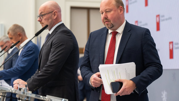 Ministr spravedlnosti Jeroným Tejc na tiskové konferenci po jednání vlády