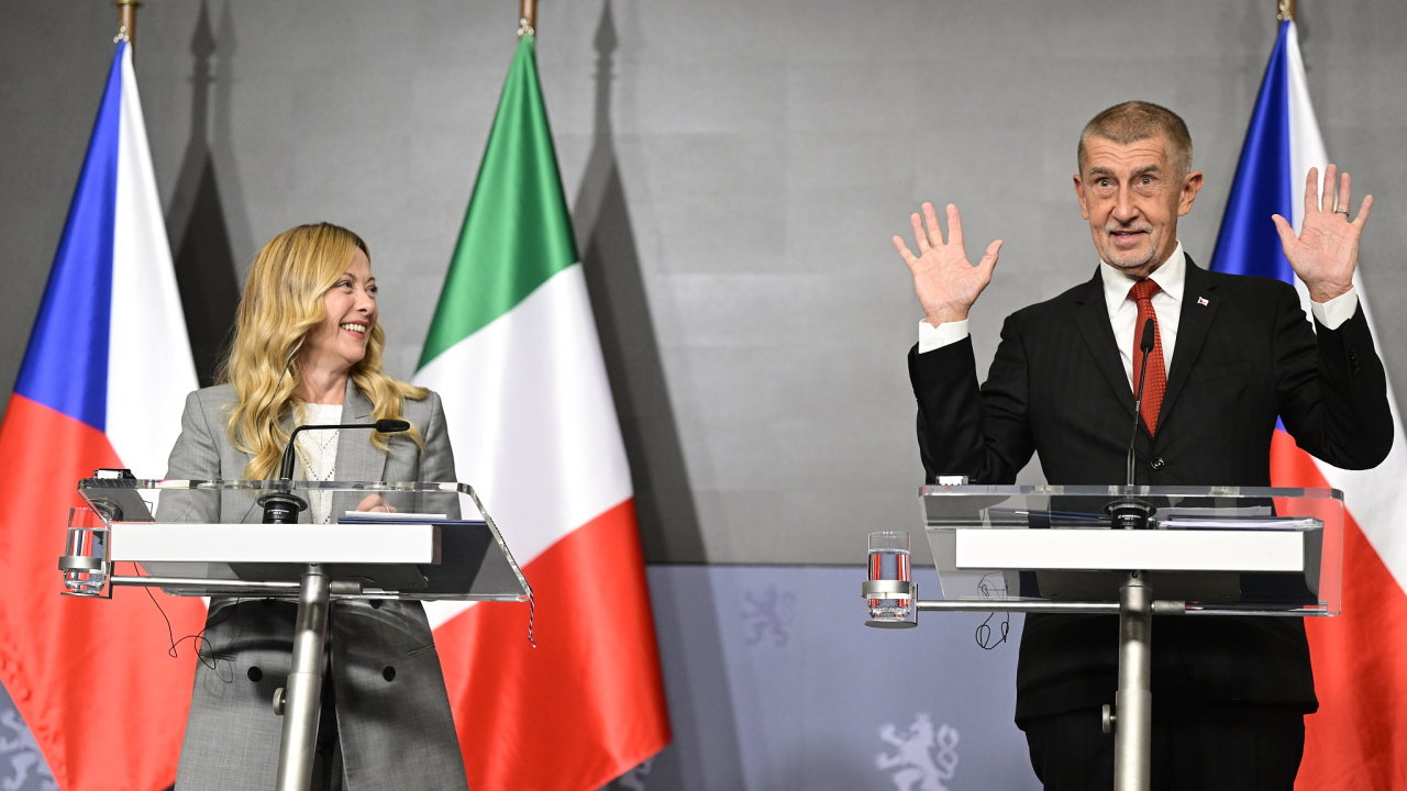 Andrej Babi� b�hem tiskov� konference s italskou premi�rkou Giorgiou...
