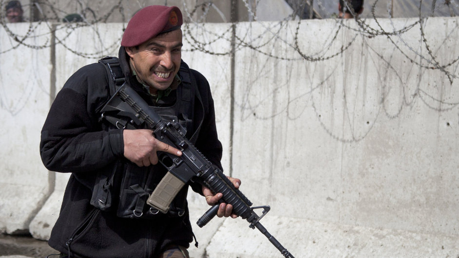 Afgnsk vojk zaujm pozici ped ministerstvem