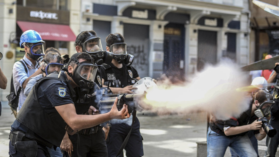 Tureck policie proti demonstrantm pouv slzn plyn