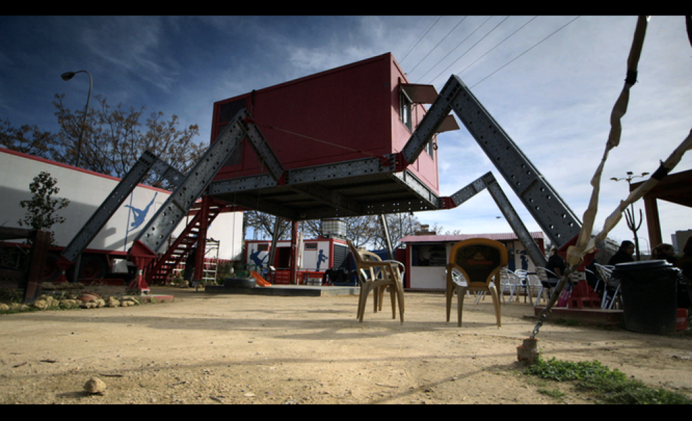 Rebel Architecture Santiago Cirugeda používá recyklované materiály, které shromažďuje národní síť podobně smýšlejících architektů.