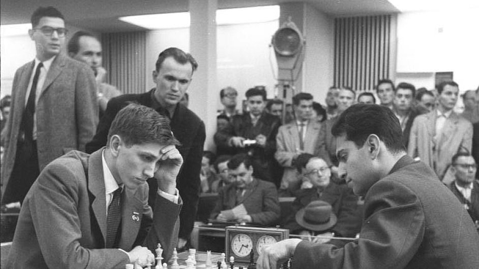 Vlevo Bobby Fischer, vpravo Michail Tal na mistrovství svìta v šachu roku 1960