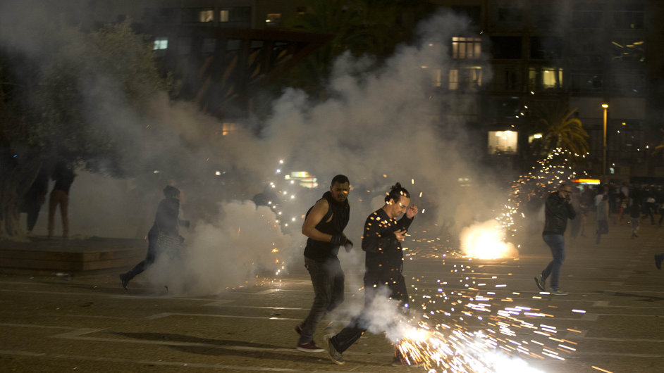 V nedli se v Tel Avivu stetli protestujc afrit Izraelci s polici.