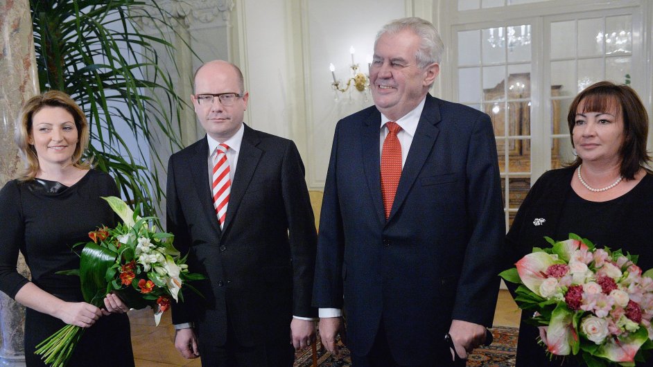 Prezident Milo Zeman s manelkou Ivanou a premirBohuslav Sobotka s manelkou Olgou se seli 2. lednana zmku v Lnechnovoron obd.