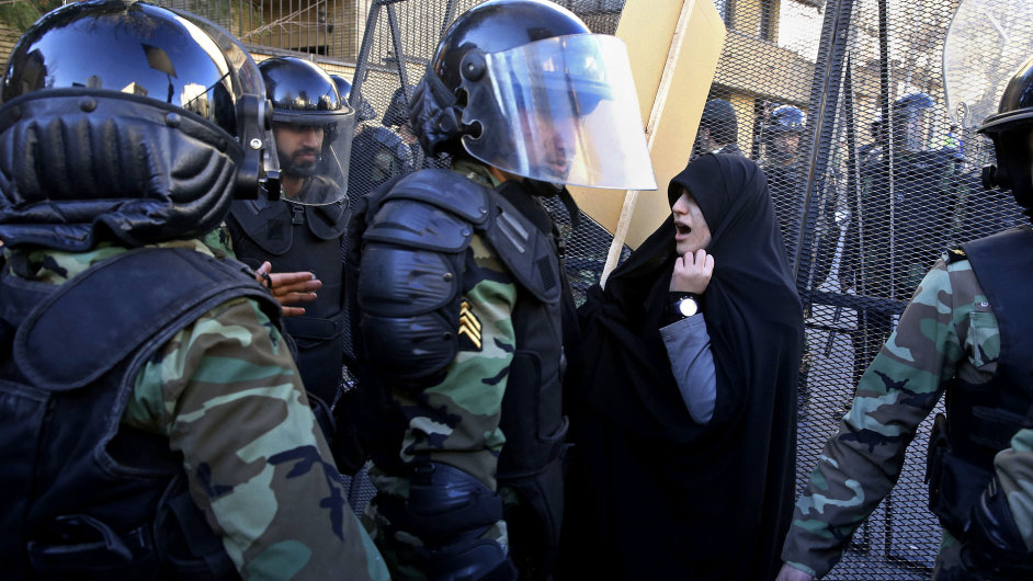 Policie rozhn demonstranty ped sadskoarabskou ambasdou v Tehernu.