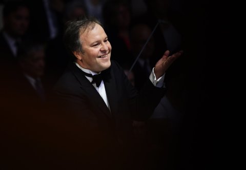 Snímek z vystoupení BBC Symphony Orchestra s šéfdirigentem Sakarim Oramem na Pražském jaru.