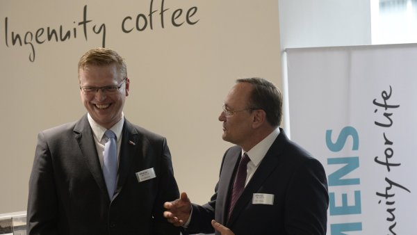 Místopředseda vlády Pavel Bělobrádek (vlevo) a generální ředitel skupiny Siemens Česká republika Eduard Palíšek.