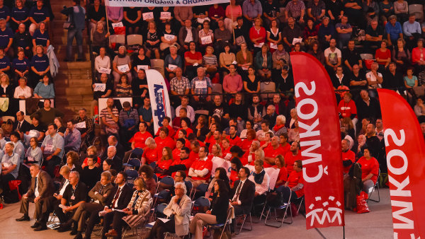 Velký manifestační mítink Českomoravské konfederace odborových svazů se odehrál v Praze.