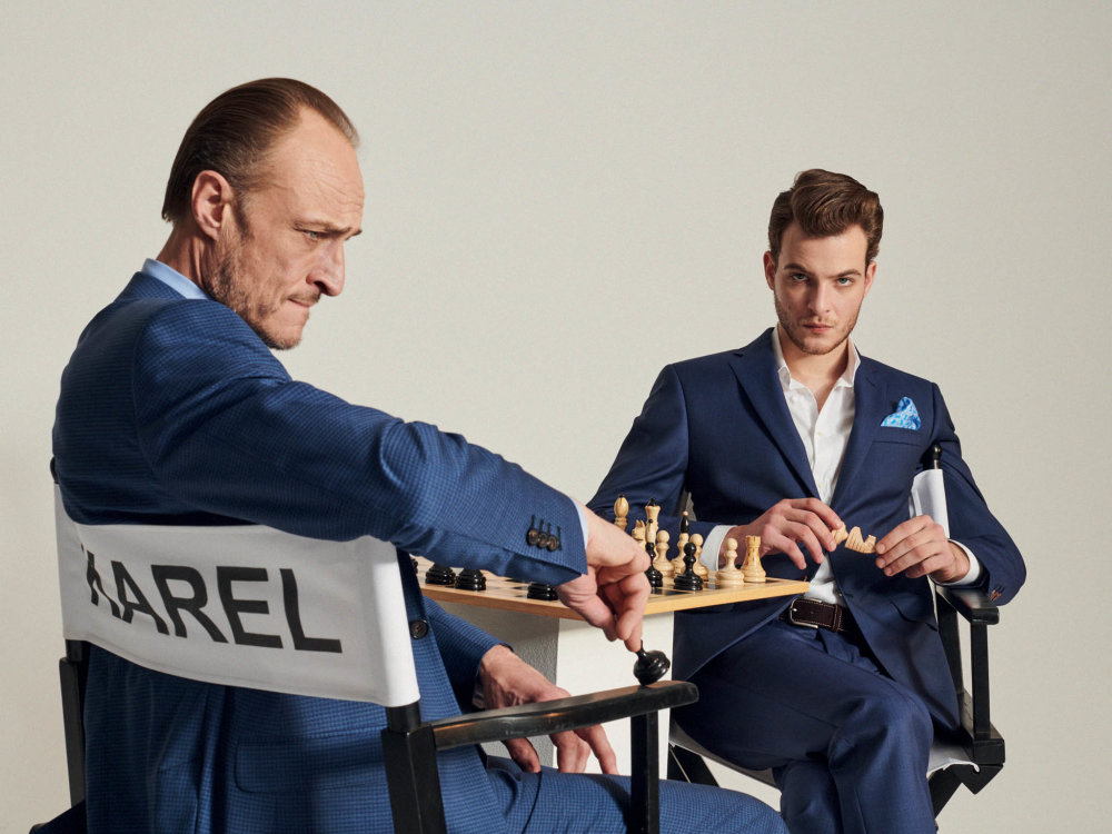 Karel: Slim fit oblek s decentním vzorem ze 100% panenské vlny od italského dodavatele Guabello.
Cyril: Tmavě modrý slim fit oblek v klasické fazoně s kontrastními rohovinovými knoflíky – 100% panenská vlna kvality Super 120's pochází z italského vlnařství Zignone.