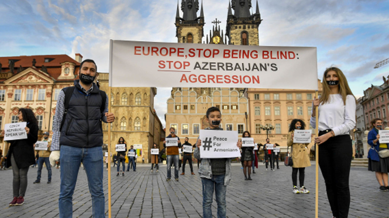 Demonstrace proti probhajcm nsilnostem v Nhornm Karabachu a na podporu Armn se konala 9. jna 2020 v podveer na Staromstskm nmst v Praze.