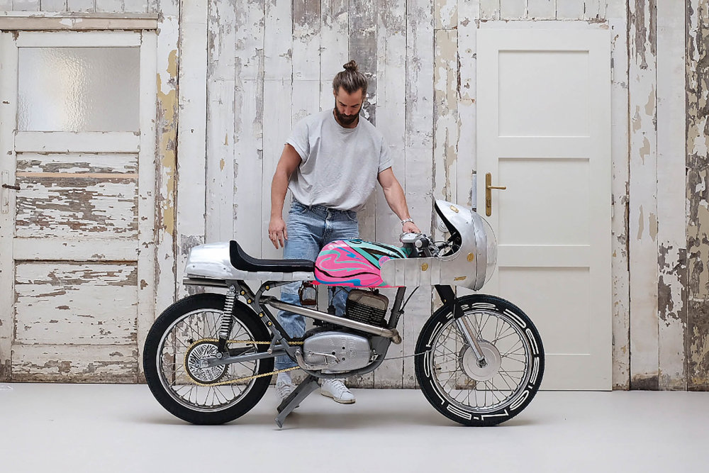 Během pěti dnů vznikla v improvizované dílně na Designbloku unikátní motorka, na které se podílel mimo jiné třeba šperkař, brusič skla nebo ilustrátor.