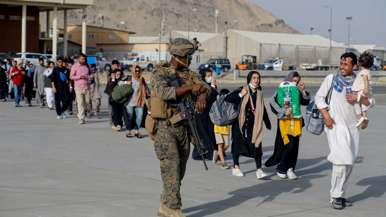 Evakuace na letišti v Kábulu.