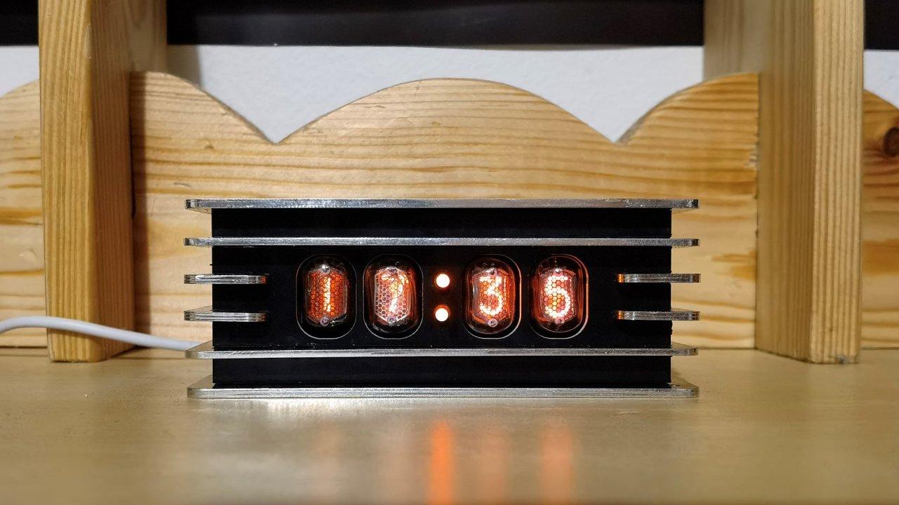Teplé světlo výbojek ve skleněné baňce je nadčasové i v moderním provedení budíku Nixie Alarm Clock značky NoyceJoyce