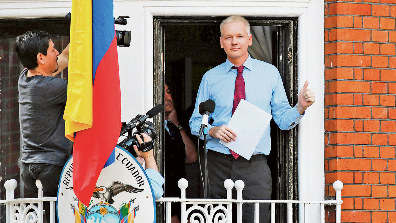 Assange pi projevu z balkonu ekvdorsk ambasdy v Londn