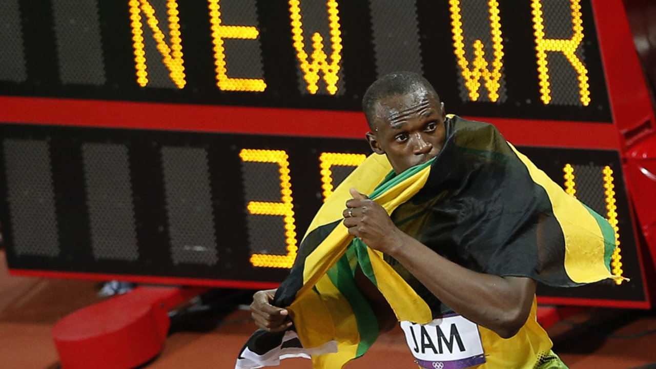 Usain Bolt ped tabul oznamujc svtov rekord