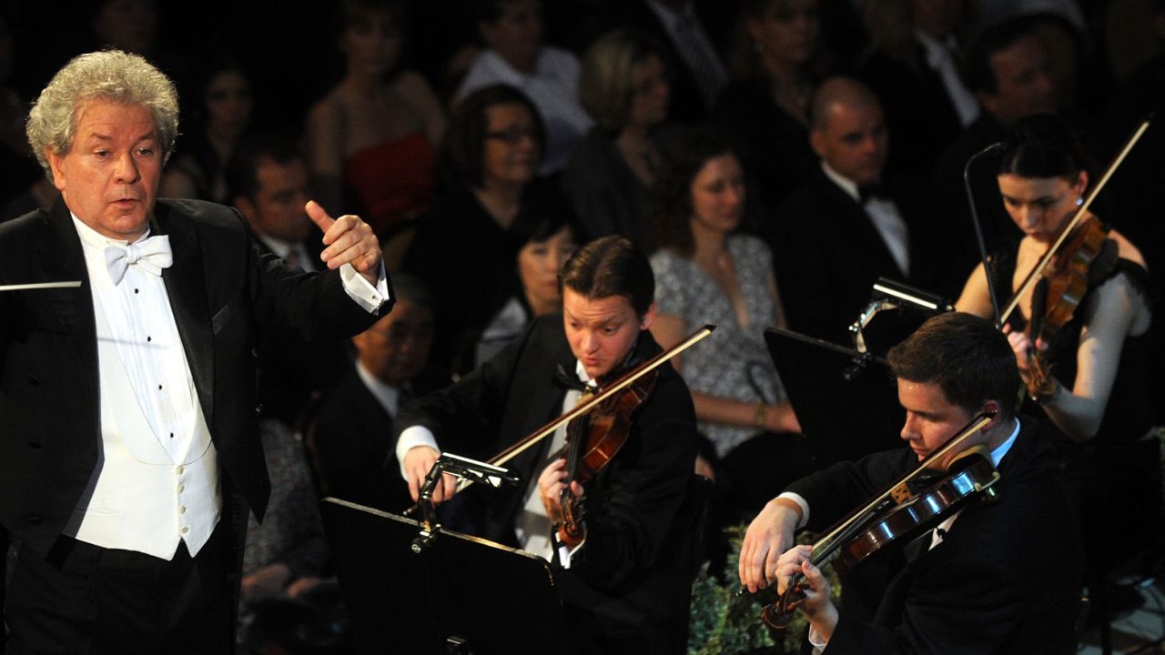 Dirigent Jiøí Bìlohlávek s orchestrem konzervatoristù