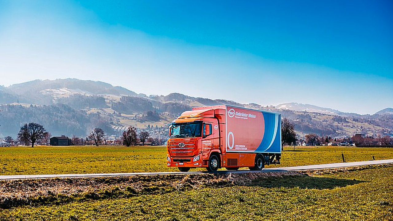 Provozem „hydrogen-trucku“ roènì ušetøíme pøibližnì 80 tun emisí oxidu uhlièitého, øíká Jan Kodada, øeditel obchodu a marketingu Gebrüder Weiss.