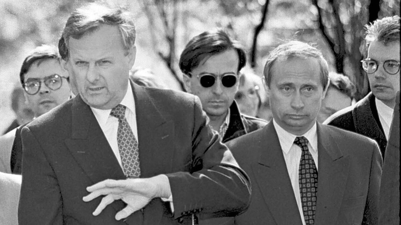 Vladimir Putin (vpravo) se po n�vratu  z NDR, kde p�sobil jako d�stojn�k KGB, stal n�m�stkem popul�rn�ho petrohradsk�ho starosty Anatolije Sob�aka (vlevo). Na starosti m�l hlavn� styky se zahrani��m.
