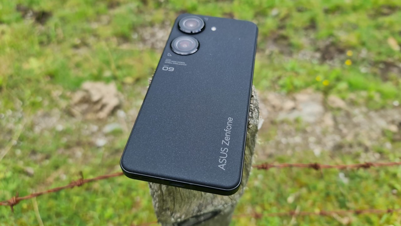 Zenfone 9 pøekvapí slušnou výdrží v kompaktním tìle.