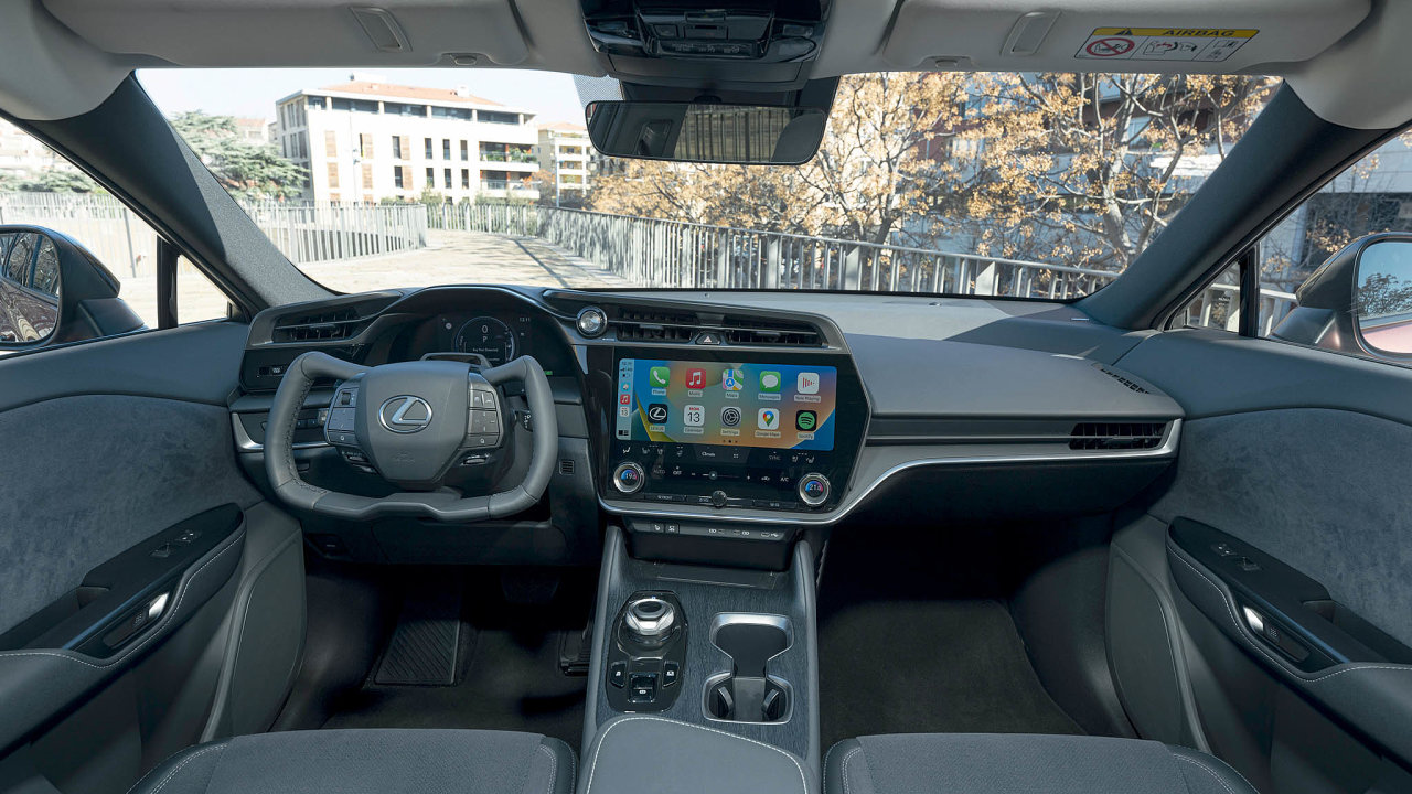 Nový koncept volantu: One Motion Grip v elektromobilu Lexus RZ 450e.