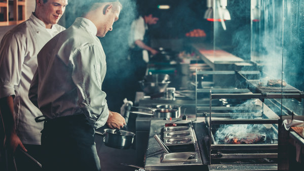 Ohřát to zvládne i uklízečka. Restaurace kvůli nedostatku lidí stále častěji vaří z polotovarů