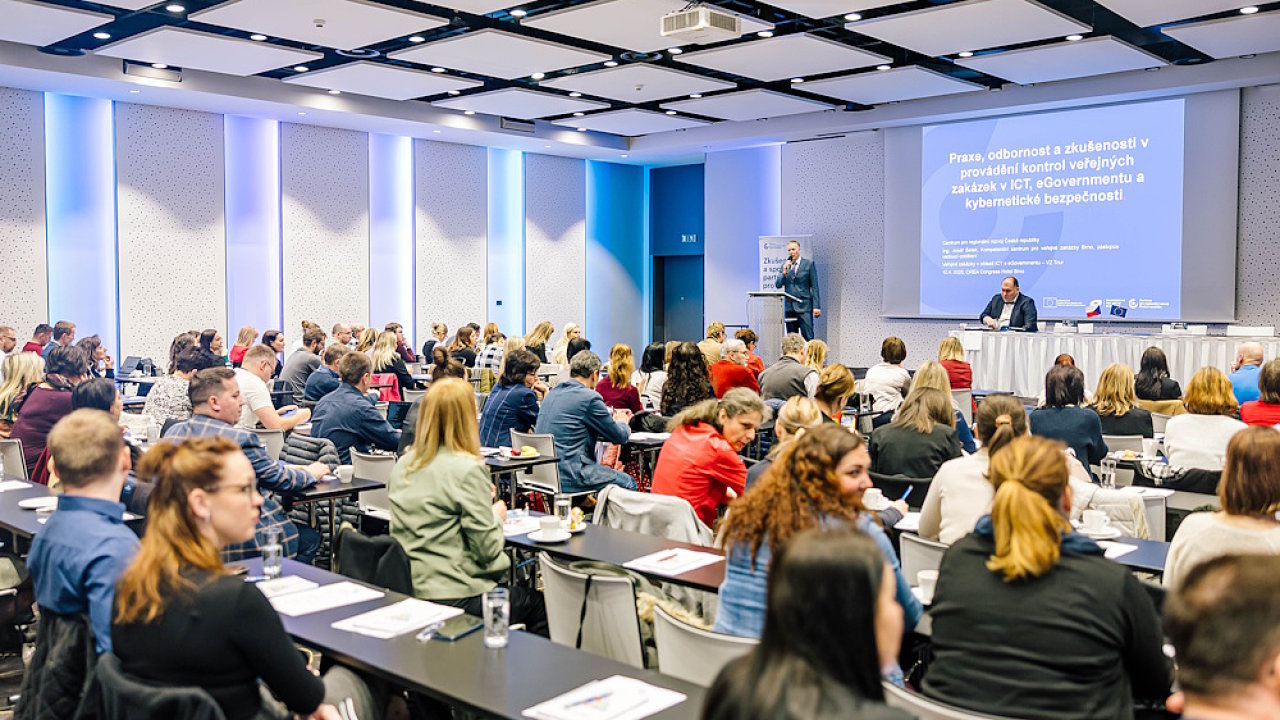 Komer�n� �l�nek