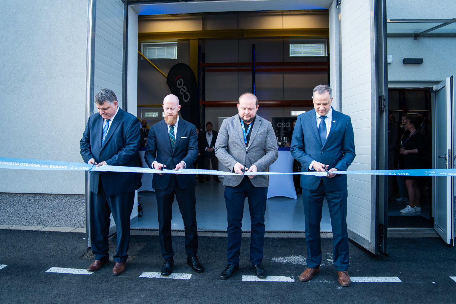 Slavnost� otev�en� nov� haly Eldis (zleva): rektor pardubick� univerzity Libor �apek, provozn� �editel CSG Aerospace Tom� Vl�ek, prim�tor Pardubic Jan Nadrchal a �editel Eldisu Vladim�r Voj��ek.