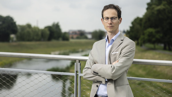 Historik Martin Pelc se věnuje fenoménu fotbalových fanoušků za první republiky.