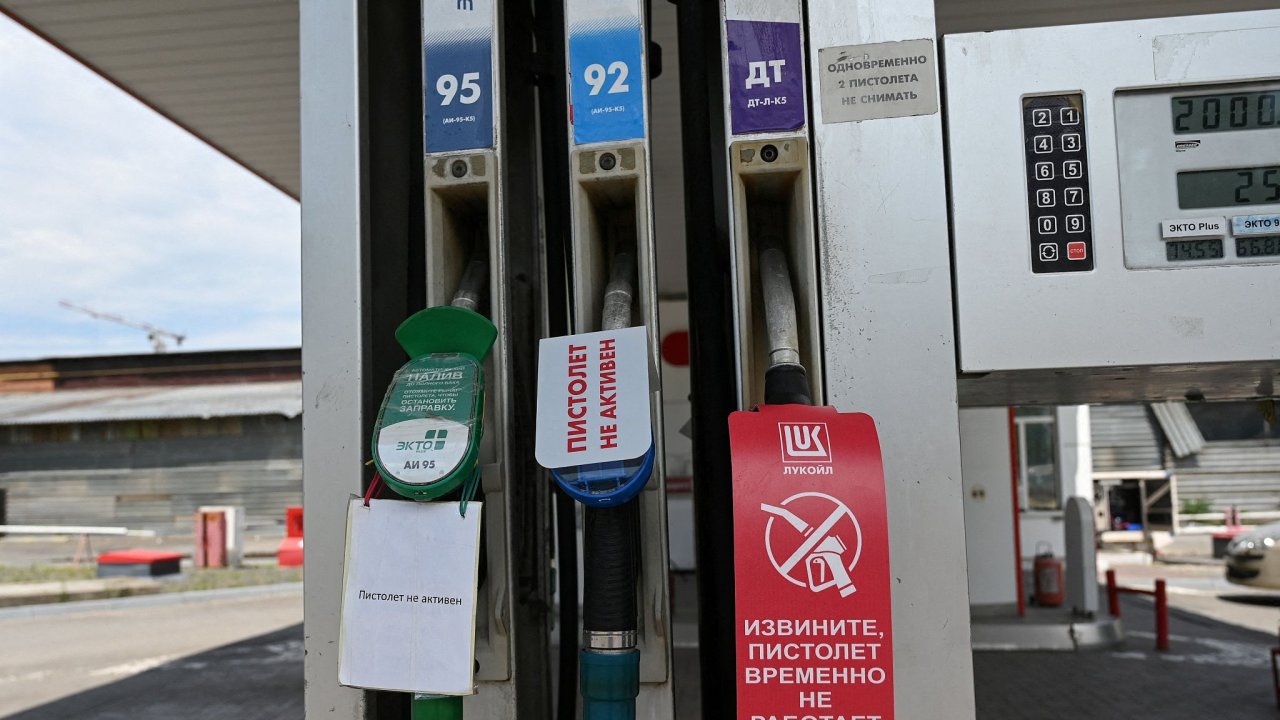 Rusko, nedostatek pohonných hmot, benzin