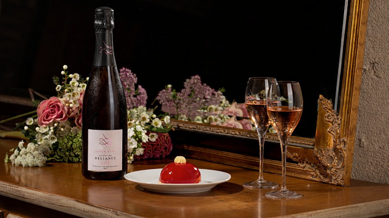 Cr�mant nen� n�hra�kou slavn�j��ho v�na z Champagne. Kvalitou mu dovede...