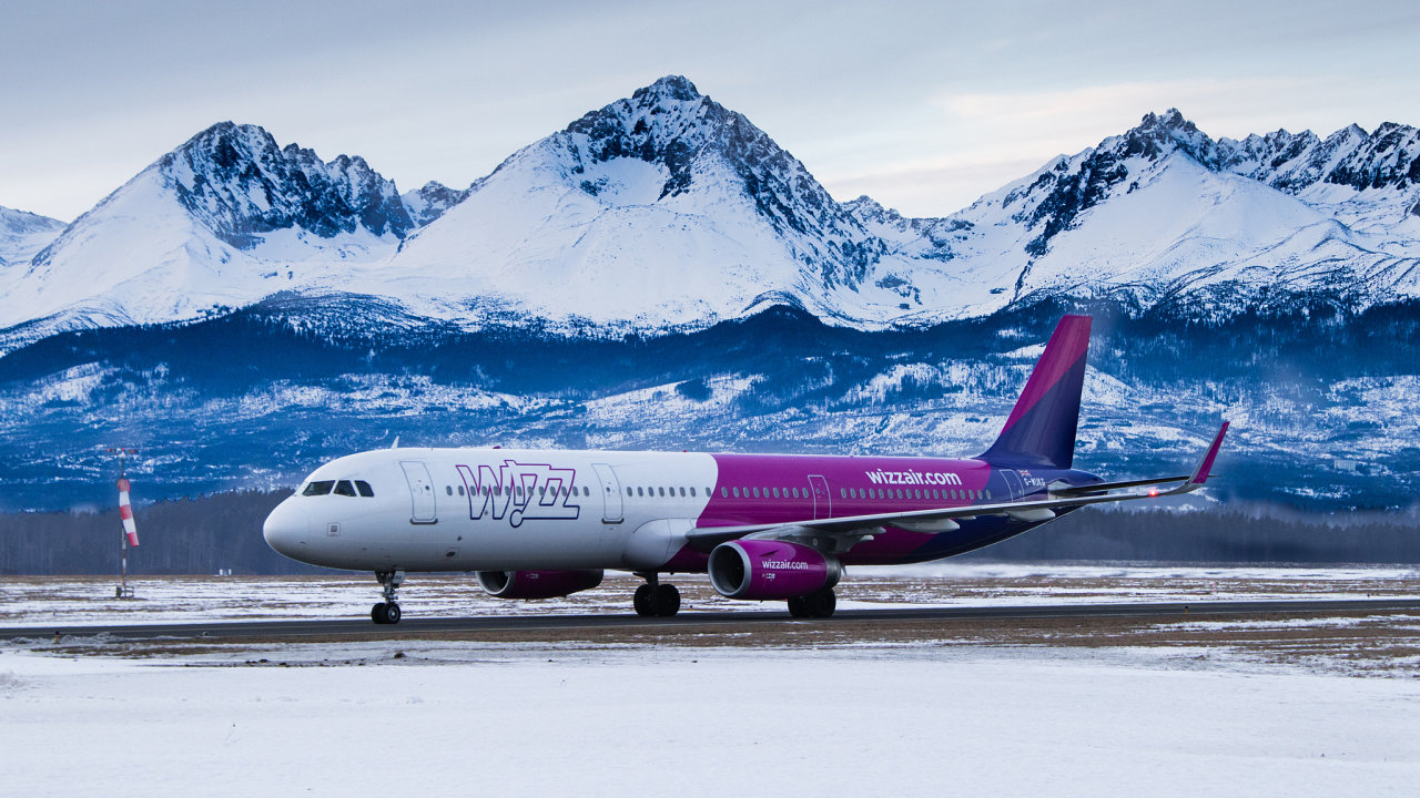 Letadlo Airbus společnosti Wizz Air na letišti v Popradu