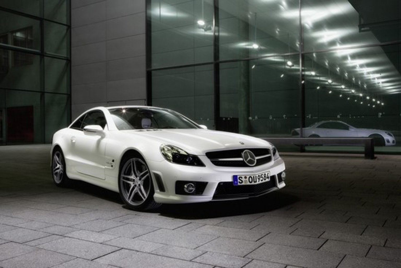 Mercedes-Benz-SL-63-AMG-02__550x367_.jpg