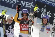 Nicole Giusov, Maria Rieschov a rka Zhrobsk na stupnch vtz po slalomu v Zhebu. 
