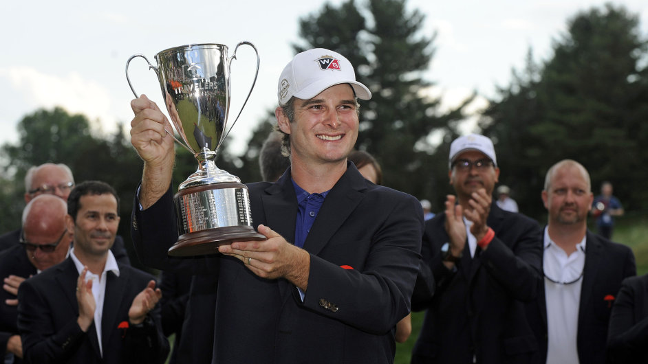 Americk golfista Kevin Streelman s trofej z golfovho turnaje v Cromwellu.