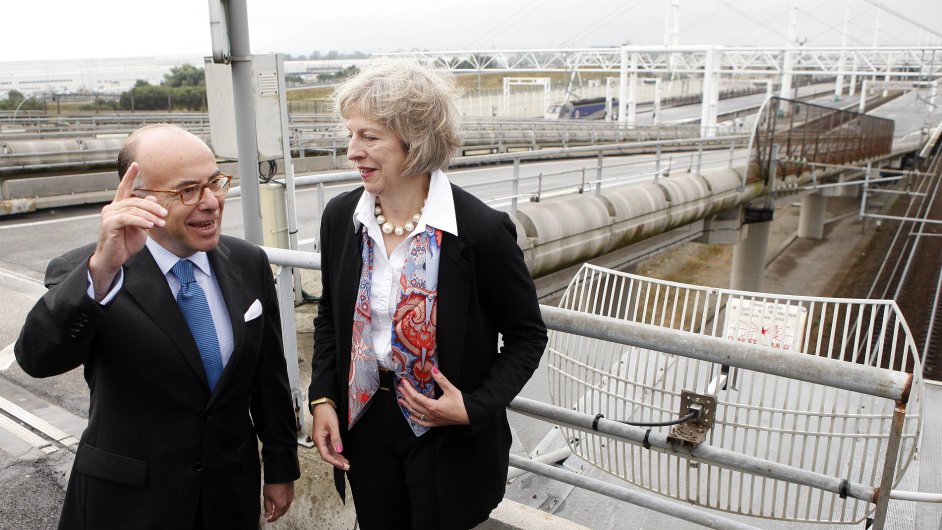Francouzský ministr vnitra Bernard Cazeneuve a jeho britská kolegynì Theresa Mayová po podpisu smlouvy ve francouzském pøístavu Calais.