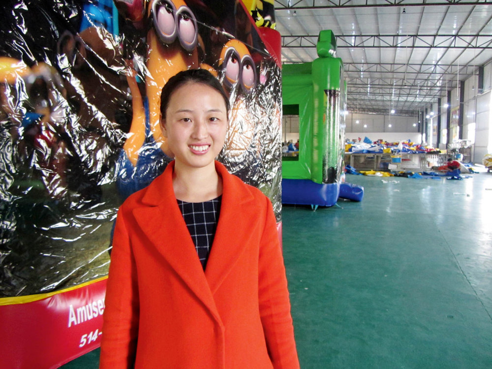 Nora Mei, obchodní ředitelka firmy Aier Inflatables, která vyrábí nafukovací hrady. Nora Mei, obchodní ředitelka firmy Aier Inflatables, která vyrábí nafukovací hrady.