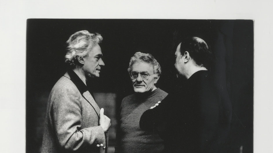 Paul Scofield, Peter Shaffer (uprosted) a Peter Hall pi zkoukch Amadea v anglickm Nrodnm divadle roku 1979.