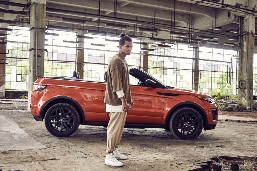 Nový model Range Rover Evoque je robustní tělem a nespoutaný duchem. Stejně jako zpěvák a sportovec Ben Cristovao. Nový model Range Rover Evoque je robustní tělem a nespoutaný duchem. Stejně jako zpěvák a sportovec Ben Cristovao.
