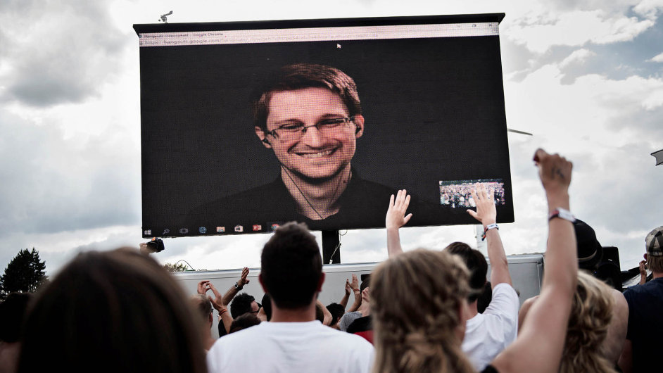 Edward Snowden, virtuálnì pøítomný mezi svými fanoušky.