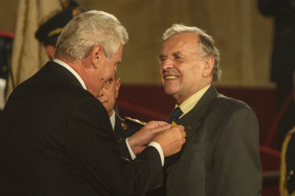 Zeman jmenoval Karla Srpa �lenem etick&eacute; komise pro t�et&iacute; odboj