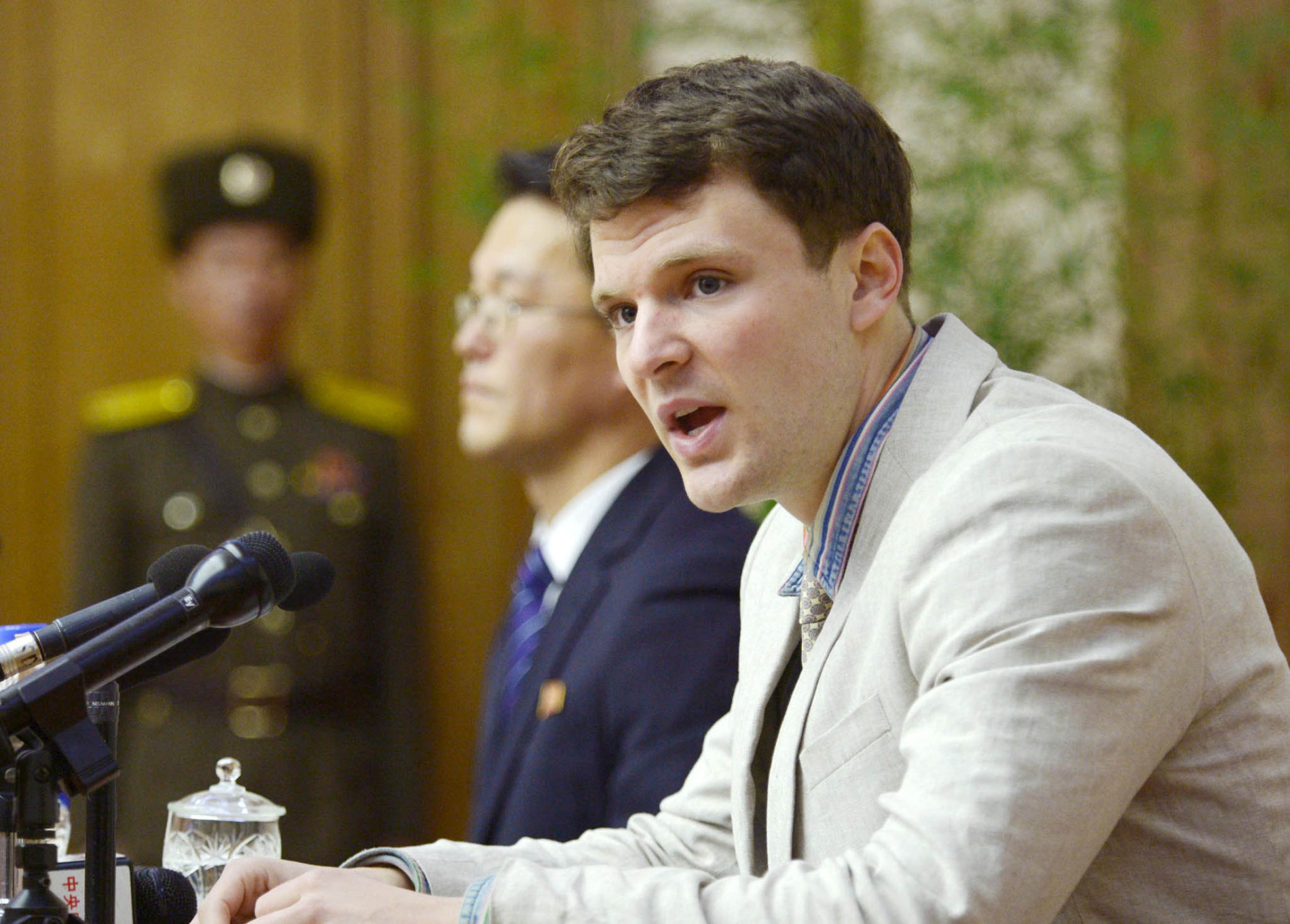 Otto Warmbier byl na krátkém zájezdu v Severní Koreji. V hotelu chtěl ukrást propagandistický plakát a nechat si ho jako suvenýr. Dostal 15 let vězení. (Foto: Reuters, ČTK/AP) jarvis_594178c2498e5f1e2a6523b1.jpeg