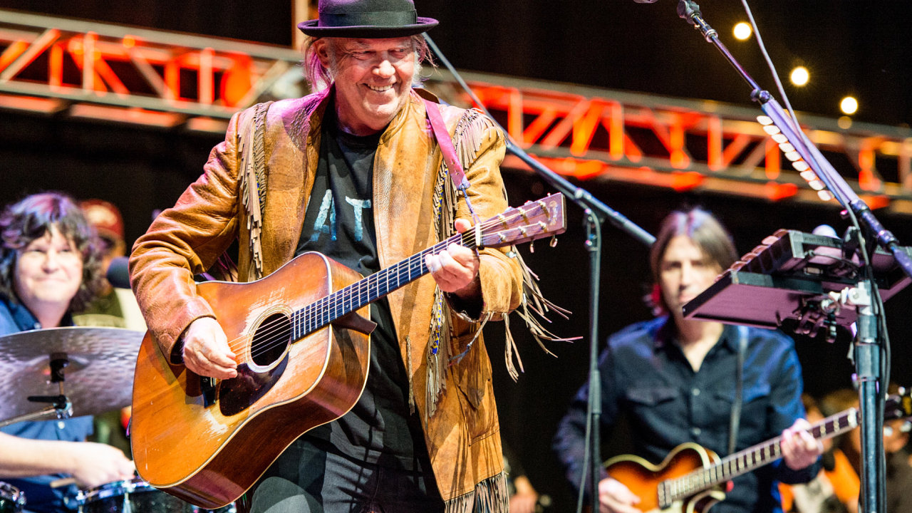 Neil Young (na snímku z loòského koncertu v Kalifornii) prostøednictvím archivu zdarma streamuje i své zbrusu nové album The Visitor.