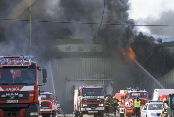 P�i po�&aacute;ru v mraz&iacute;rn&aacute;ch v Mochov� vznikla &scaron;koda kolem 100 mil.K�