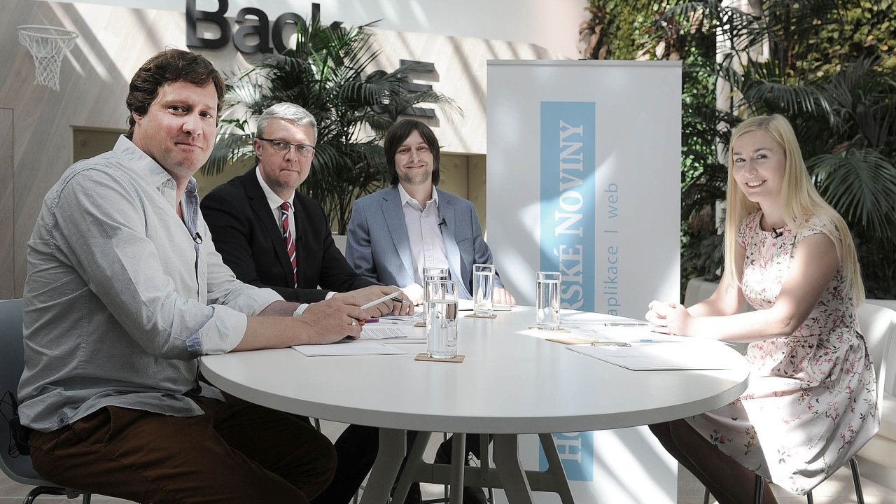 U Kulatho stolu HN diskutovali (zleva): Bohumil Havel, Karel Havlek aJan Jelnek. Diskusi moderovala Jana Niedermeierov z Hospodskch novin.