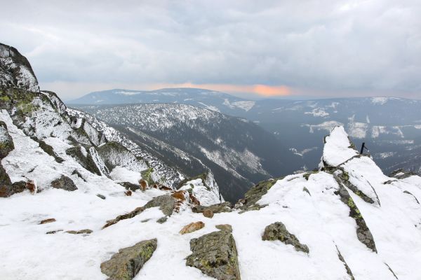 V Krkono&scaron;&iacute;ch se traduje, �e dokud sn&iacute;h na Map� republiky neroztaje, nep�ijde do hor letn&iacute; po�as&iacute; - Ilustra�n&iacute; foto.